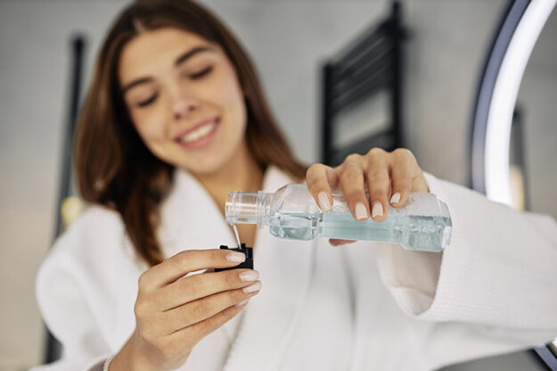 mondwater, spoelen, fluoride, schadelijk, infecties, droge mond, droge tong, slechte adem, mondwater tandarts, mondwater mondhygiëniste, mondwater mondhygiëne, mondwater mondhygiënist, tandarts spoelen, gebit mondwater, fluoride mondwater spoelen, tandarts amsterdam, mondwater amsterdam, mondwater jordaan, mondwater centrum