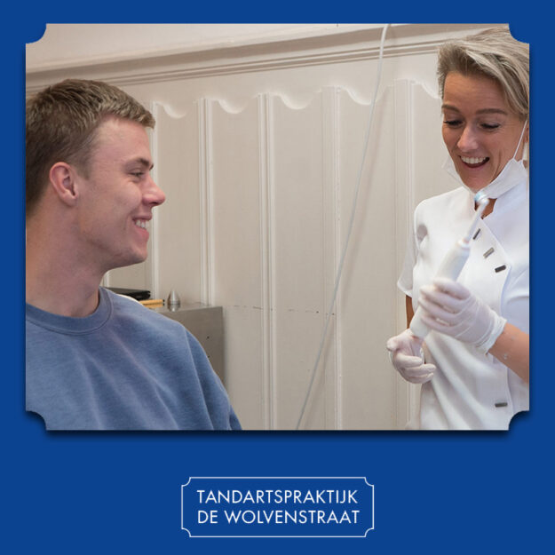 Tandarts geeft uitleg over mondhygiëne aan patient