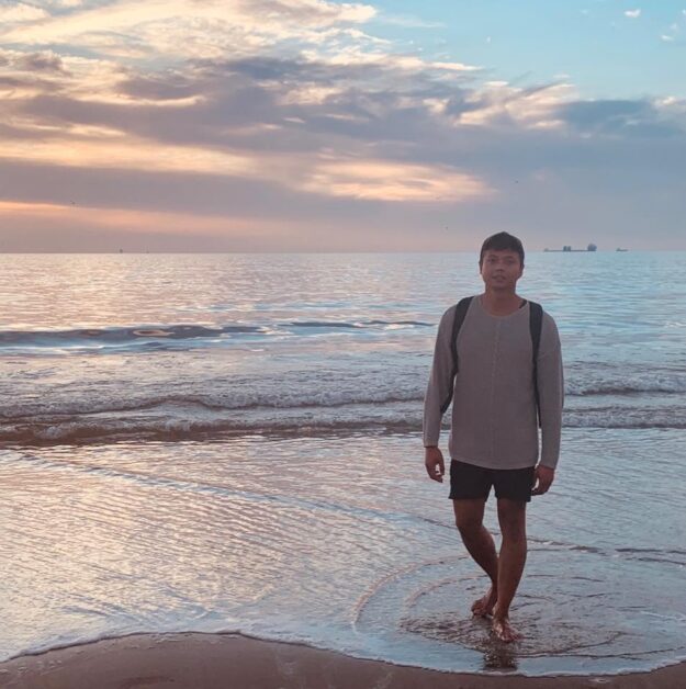 Aldy Reinaldy foto van tandartsassistent Aldy Reinaldy die op het strand loopt