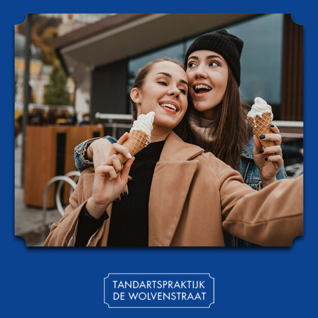 Meisjes eten een ijsje en maken een selfie. Ze hebben geen last van gevoelige tanden.