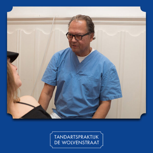 tandarts is naar een patient aan het kijken
