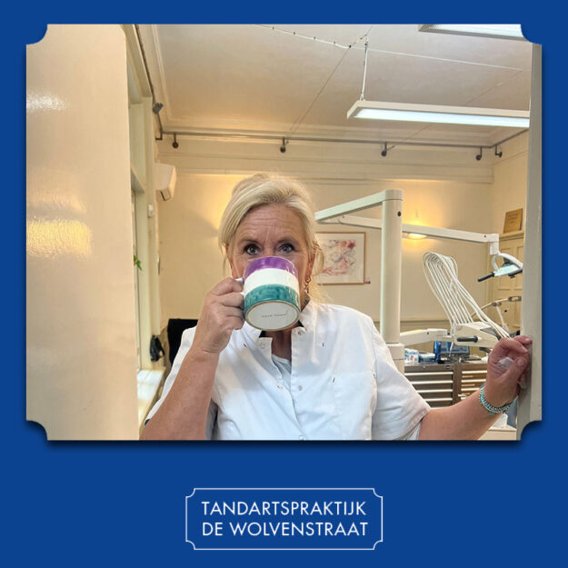 tandarts is thee aan het drinken.