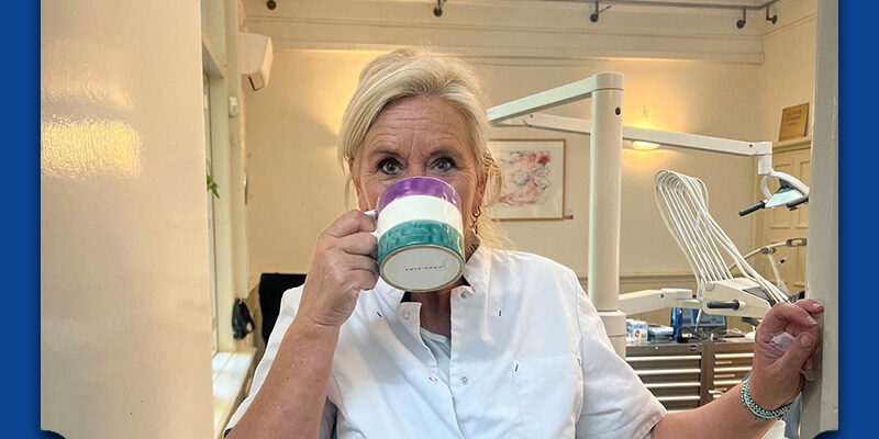 tandarts is thee aan het drinken.
