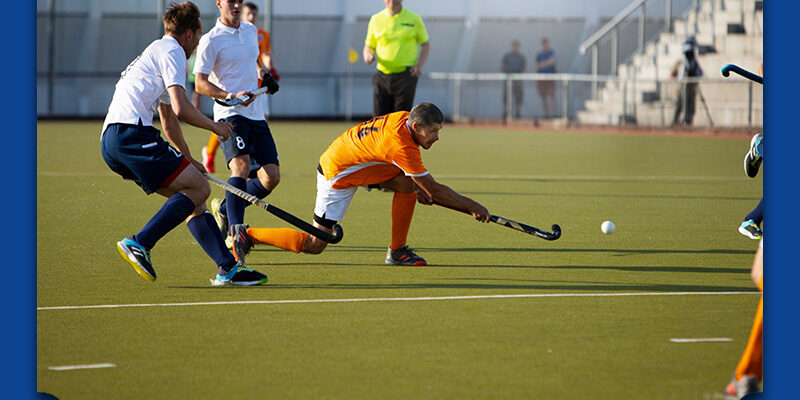 Sporters tijdens het hockyen met gebitsbeschermer in.