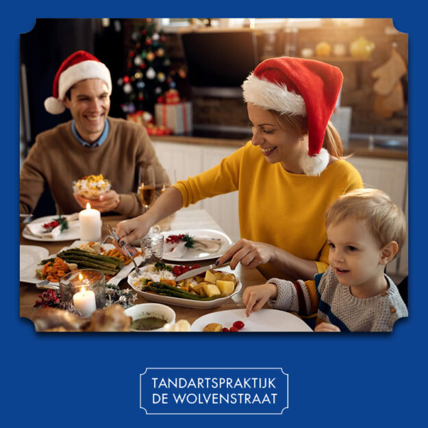 Een gezin aan het eten met het kerstontbijt. Met alle lekkernijen moet je uitkijken op Kiespijn tijdens de feestdagen