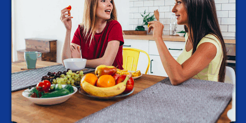 2 meisjes die fruit eten