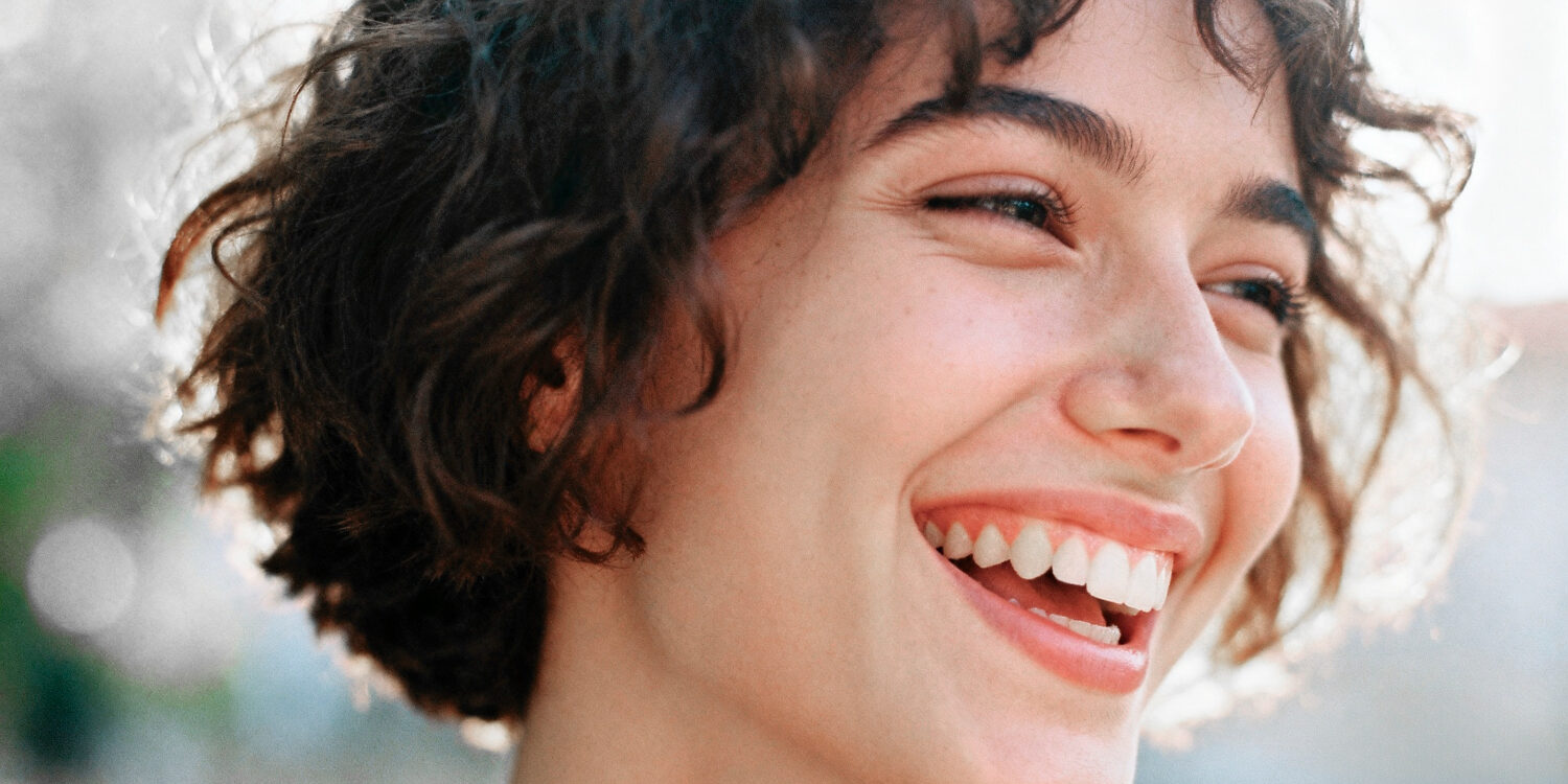 2152024617 Vrouw met een witte glimlach en heeft geen verkleurde tanden