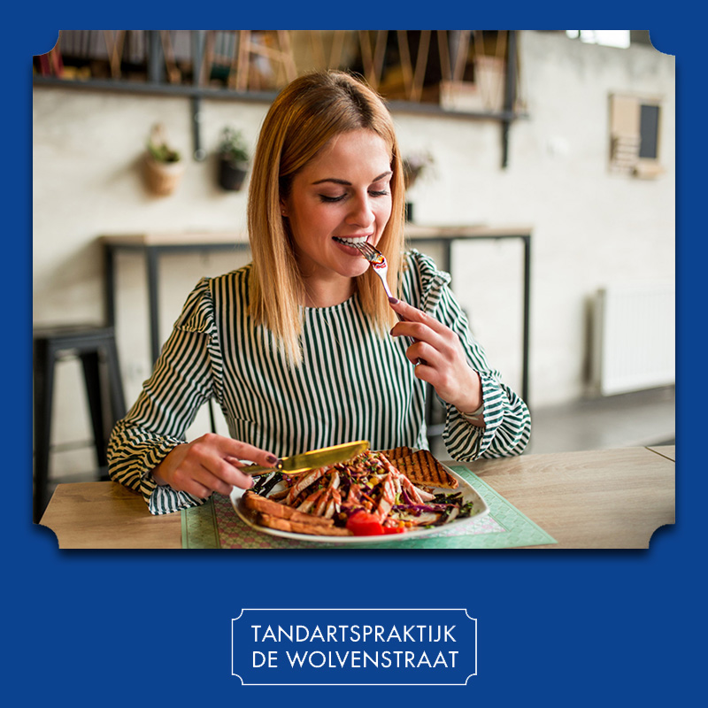 Mevrouw heeft geen verstopte speekselklier meer en kan weer gezond eten aan haar keukentafel met een bord vol eten
