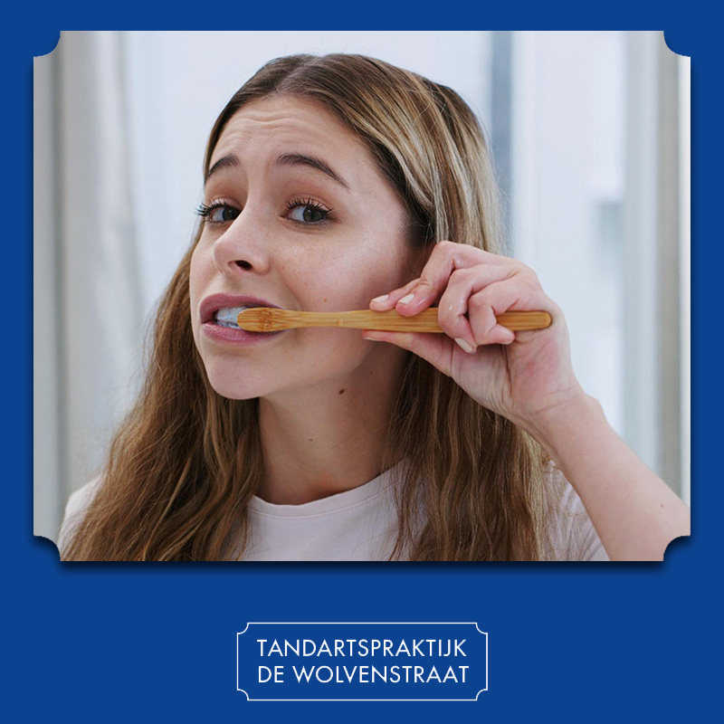 Vrouw poetst haar tanden en gaat van tandvleesontsteking naar parodontitis.
