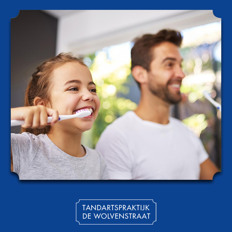 Meisje en vader poetsen hun tanden met tandpasta met of zonder fluoride.